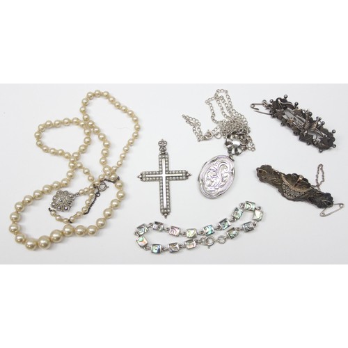 1185 - 6 pieces of silver jewellery to inc 2 Victorian silver brooches, a silver locket on chain, silver an... 