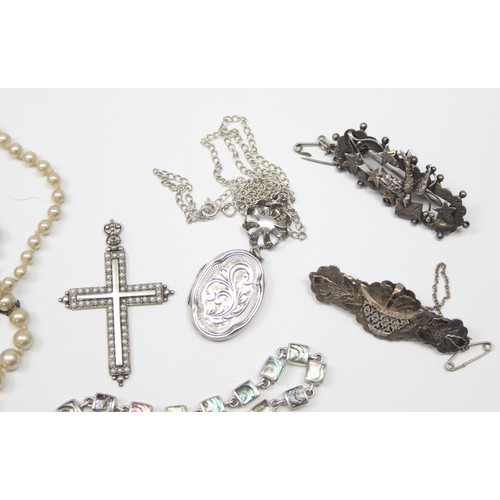 1185 - 6 pieces of silver jewellery to inc 2 Victorian silver brooches, a silver locket on chain, silver an... 