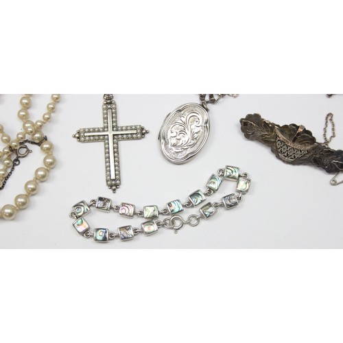 1185 - 6 pieces of silver jewellery to inc 2 Victorian silver brooches, a silver locket on chain, silver an... 