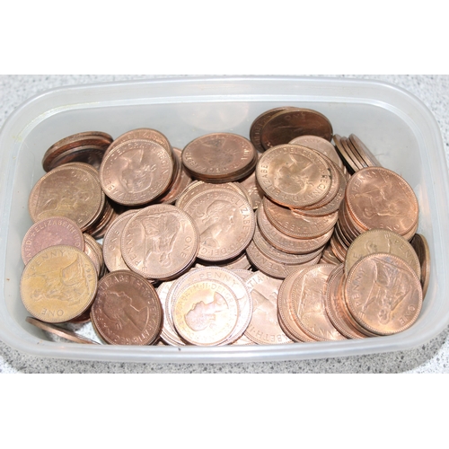 1299U - Qty of old one pennies and farthings, approx 2kg gross