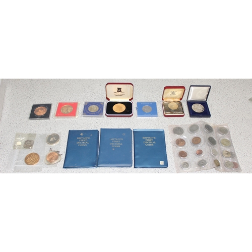 1299V - Mixed lot of coins, medallions and commemorative coins, some boxed