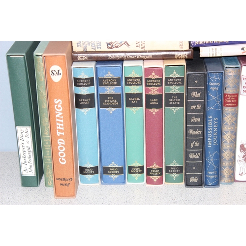 571 - Qty of vintage and later books to include many Folio Society examples with slip cases