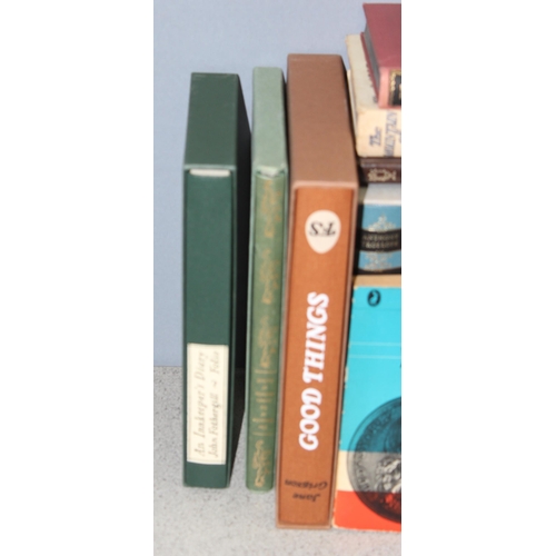 571 - Qty of vintage and later books to include many Folio Society examples with slip cases