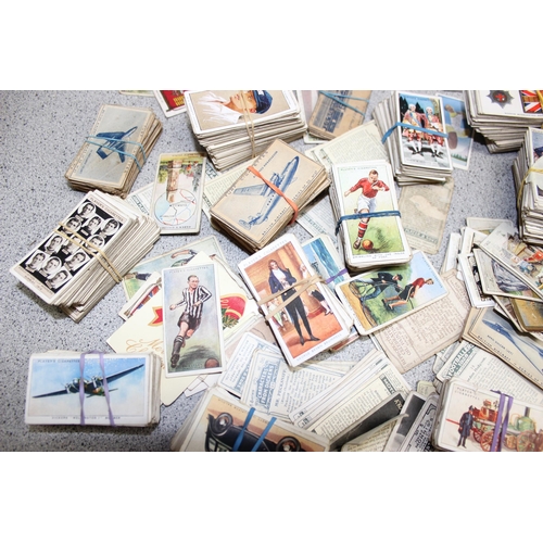 576 - A large qty of assorted cigarette cards, some in vintage Player's Cigarette and other packaging