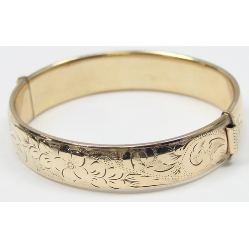 1195 - A retro 9ct gold on metal core bangle with engraved decoration, with patent 897224 safety clasp, app... 