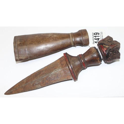 1419 - An unusual antique dagger, likely of South Asian origin, with carved and lacquered wooden handle and... 