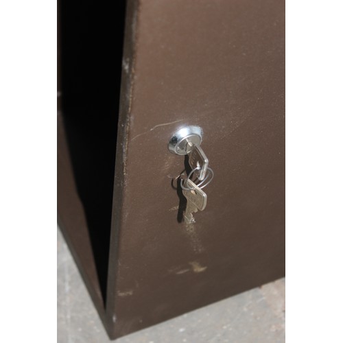 727 - Metal standing gun cabinet with 2 keys, approx 25cm wide x 20cm deep x 122cm tall