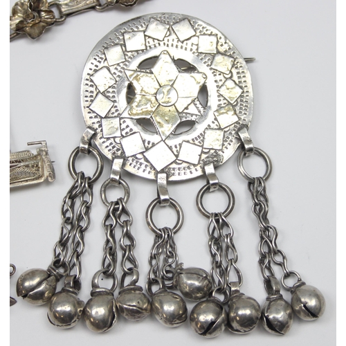 1199 - Qty of assorted silver jewellery to inc 2 brooches, one with Llama, silver floral bracelet etc, all ... 