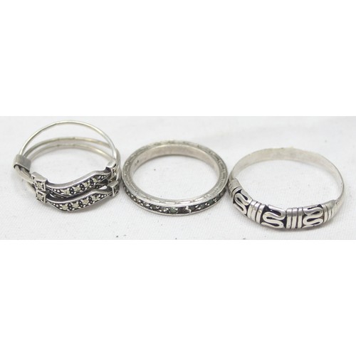 1137 - Edit: 4 (not 5) assorted silver rings of various designs, ranging from sizes L-T, a silver torque ba... 