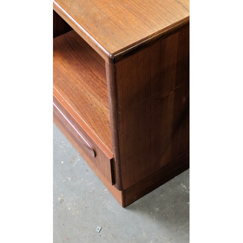 91 - G-Plan retro 4 drawer chest of drawers and a matching bedside table, the chest of drawers approx 72c... 