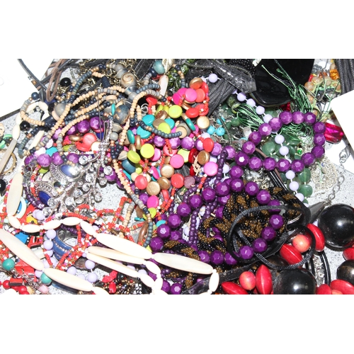 1104 - Qty of assorted mixed costume jewellery, approx 1.6kg gross