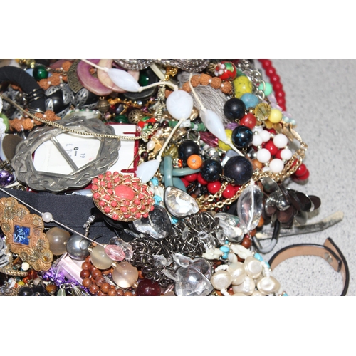 1105 - Qty of assorted mixed costume jewellery, approx 7.4kg gross