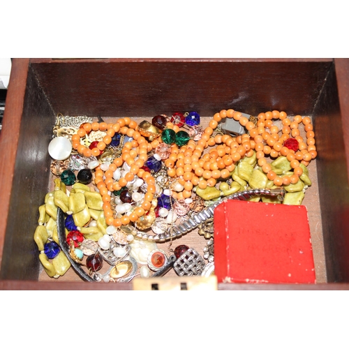 1134 - A qty of assorted costume jewellery in boxes to inc cultured pearls etc