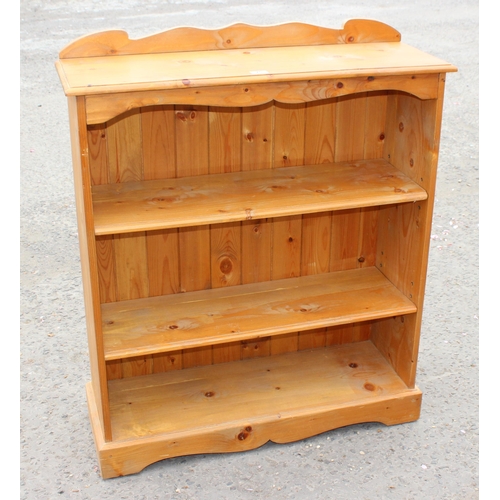 25 - Vintage pine bookcase, approx 92cm wide x 32cm deep x 99cm tall