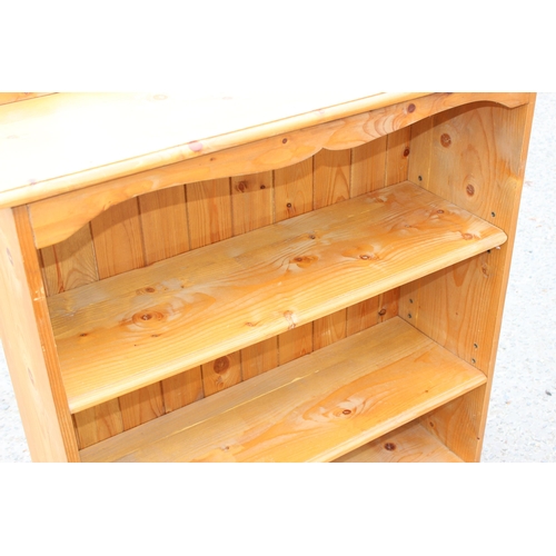 25 - Vintage pine bookcase, approx 92cm wide x 32cm deep x 99cm tall