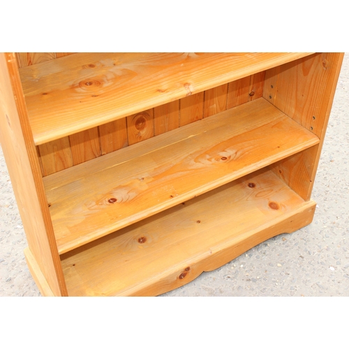 25 - Vintage pine bookcase, approx 92cm wide x 32cm deep x 99cm tall