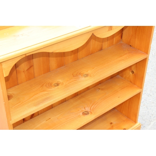 26 - A vintage pine bookcase, approx 89cm wide x 22cm deep x 99cm tall