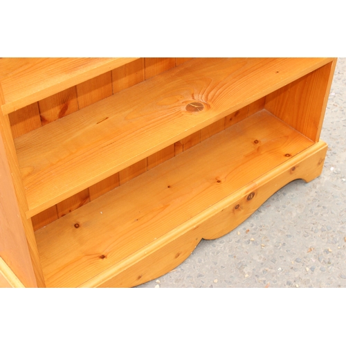 26 - A vintage pine bookcase, approx 89cm wide x 22cm deep x 99cm tall