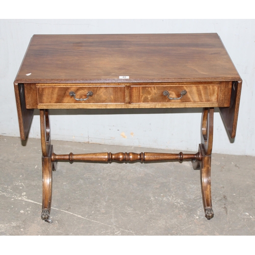 48 - An antique style dropleaf sofa table with 2 drawers, approx 90cm wide (142cm fully extended) x 55cm ... 