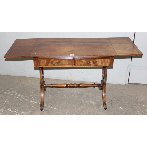 48 - An antique style dropleaf sofa table with 2 drawers, approx 90cm wide (142cm fully extended) x 55cm ... 