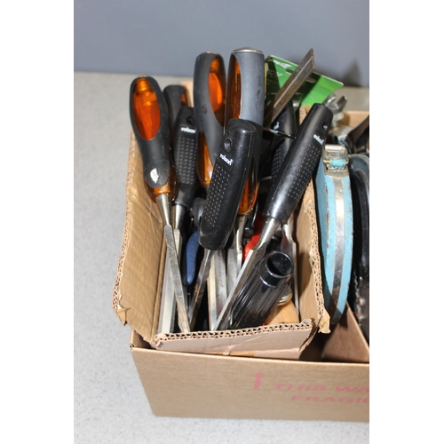 800 - Box of assorted mixed tools to inc chisels etc