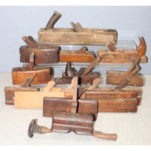 802 - A qty of assorted wooden planes to inc moulding planes etc