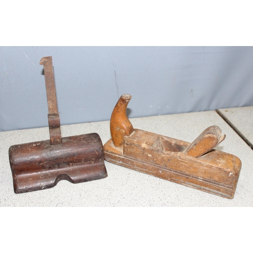 802 - A qty of assorted wooden planes to inc moulding planes etc