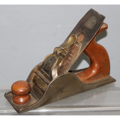 805 - An antique brass and steel woodworking plane with wooden handle, seemingly unmarked but of excellent... 