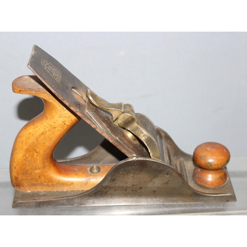 805 - An antique brass and steel woodworking plane with wooden handle, seemingly unmarked but of excellent... 