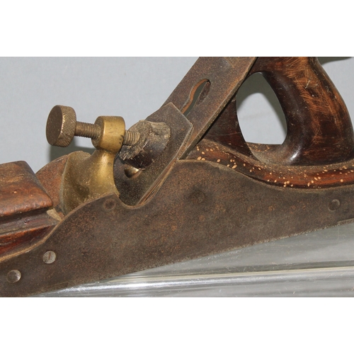 806 - An antique brass and steel woodworking plane with wooden handle, seemingly unmarked but of excellent... 