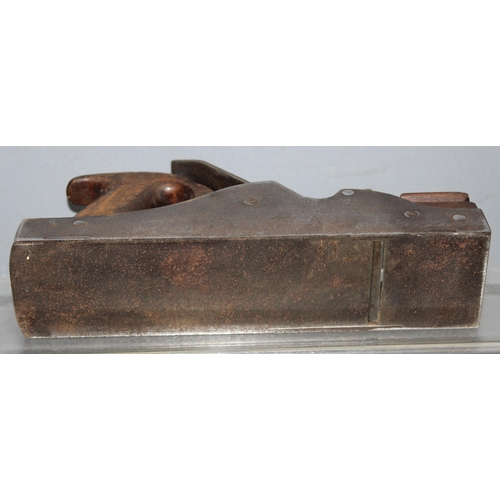 806 - An antique brass and steel woodworking plane with wooden handle, seemingly unmarked but of excellent... 