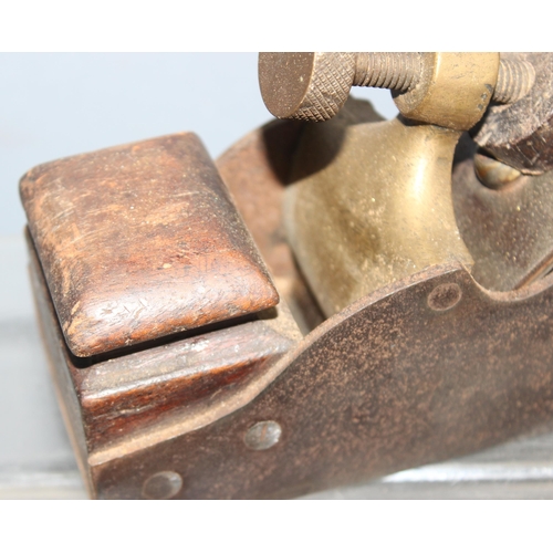 806 - An antique brass and steel woodworking plane with wooden handle, seemingly unmarked but of excellent... 