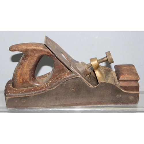 806 - An antique brass and steel woodworking plane with wooden handle, seemingly unmarked but of excellent... 