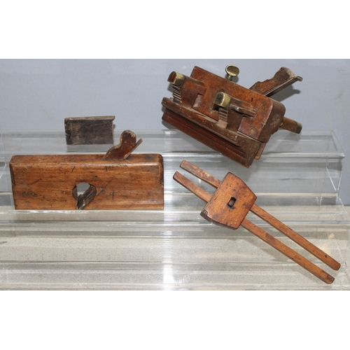 808 - 3 vintage woodworking items to inc a wooden plough plane, a moulding plane with brass base and a woo... 