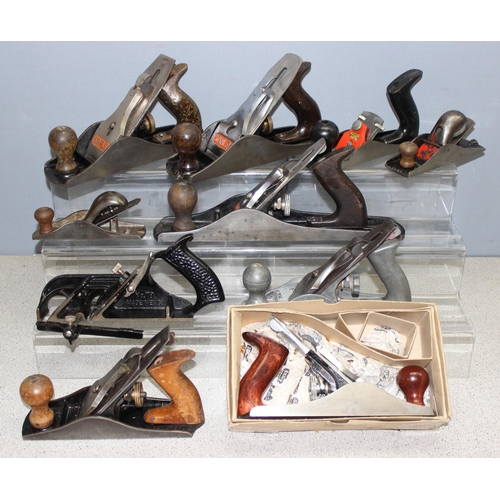 810 - 10 assorted wood-working planes, mainly Stanley, to incl a boxed No. 4, Stanley Bailey No. 5, and 4 ... 