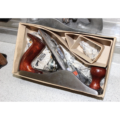 810 - 10 assorted wood-working planes, mainly Stanley, to incl a boxed No. 4, Stanley Bailey No. 5, and 4 ... 