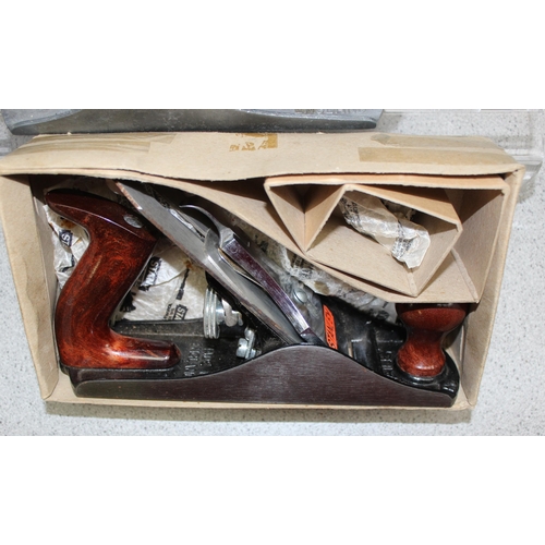 810 - 10 assorted wood-working planes, mainly Stanley, to incl a boxed No. 4, Stanley Bailey No. 5, and 4 ... 