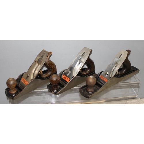 810 - 10 assorted wood-working planes, mainly Stanley, to incl a boxed No. 4, Stanley Bailey No. 5, and 4 ... 