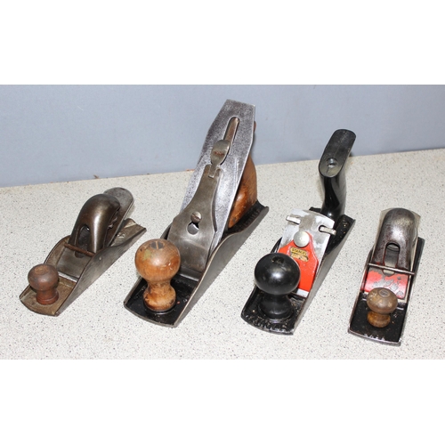 810 - 10 assorted wood-working planes, mainly Stanley, to incl a boxed No. 4, Stanley Bailey No. 5, and 4 ... 