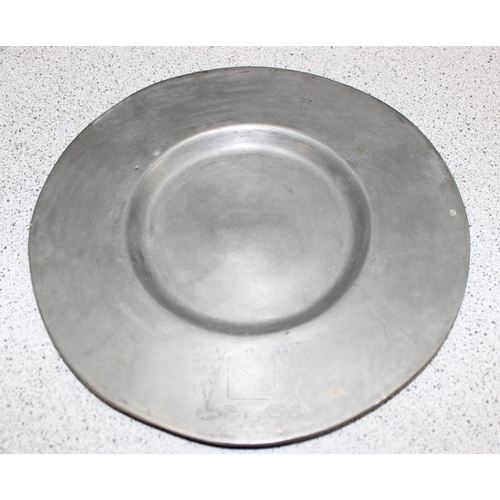 1009 - Assorted pewter items to incl plates, tankard, small flask etc, approx 3.2kg gross