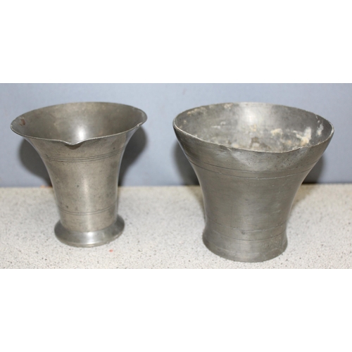 1009 - Assorted pewter items to incl plates, tankard, small flask etc, approx 3.2kg gross