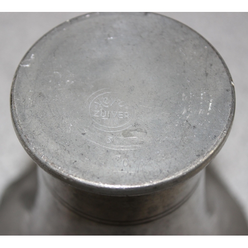 1009 - Assorted pewter items to incl plates, tankard, small flask etc, approx 3.2kg gross