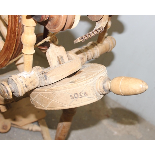 105 - A vintage wooden spinning wheel, approx 85cm tall