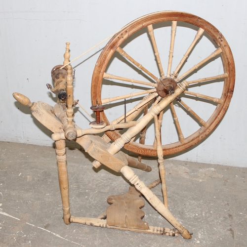 105 - A vintage wooden spinning wheel, approx 85cm tall