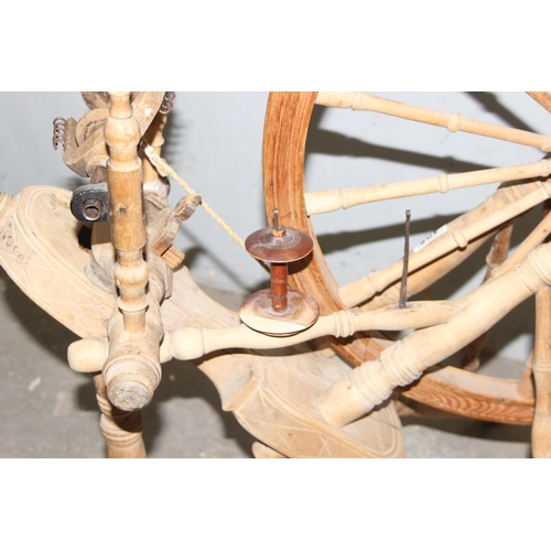 105 - A vintage wooden spinning wheel, approx 85cm tall