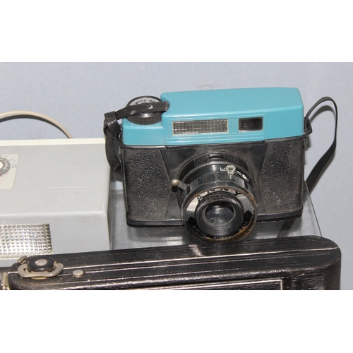 654 - Mixed lot of photographic items to incl vintage Kodak Duaflex camera, Colour Easi Load camera, flash... 