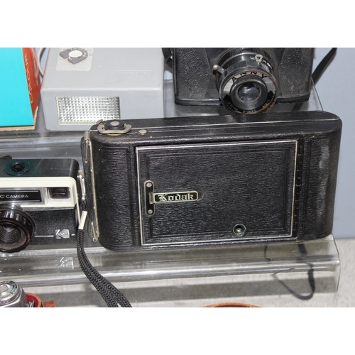 654 - Mixed lot of photographic items to incl vintage Kodak Duaflex camera, Colour Easi Load camera, flash... 