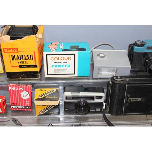 654 - Mixed lot of photographic items to incl vintage Kodak Duaflex camera, Colour Easi Load camera, flash... 