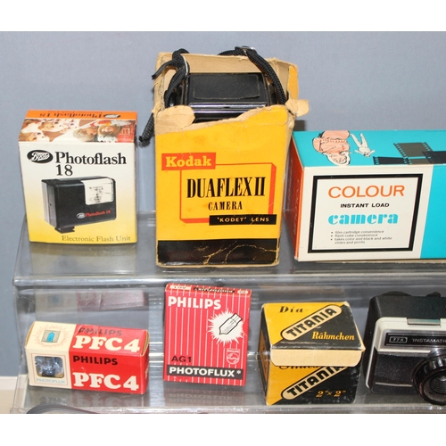 654 - Mixed lot of photographic items to incl vintage Kodak Duaflex camera, Colour Easi Load camera, flash... 