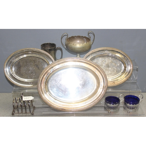 1021 - Mix of silver-plated items so incl serving plates, toast rack etc, approx 2.1kg